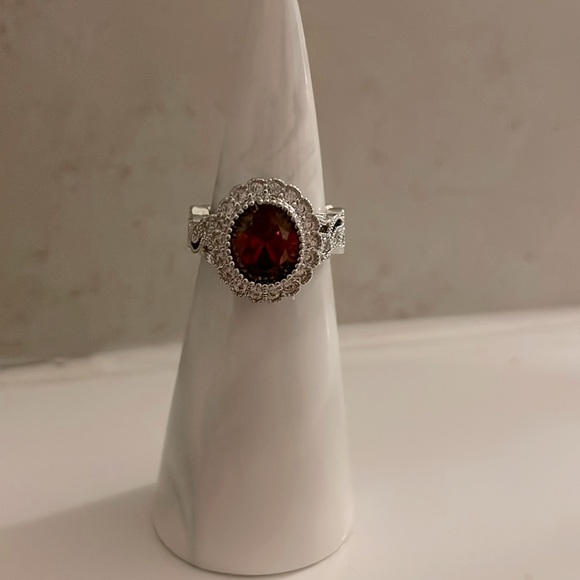 Red Oval Flower Gemstone Crystal Band Costume Jewelry Ring Size 6 - Picture 1 of 3
